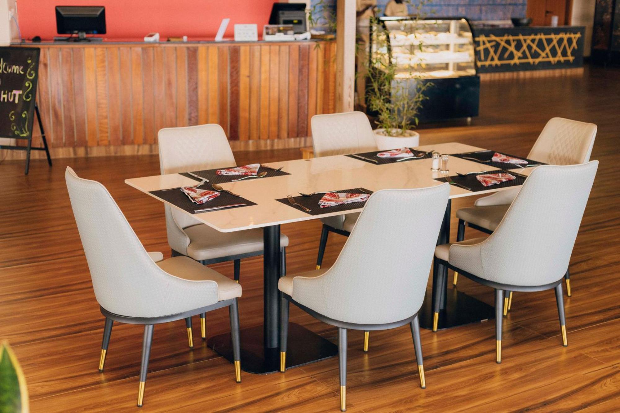 The Hut Restaurant & Boutique Hotel キガリ エクステリア 写真