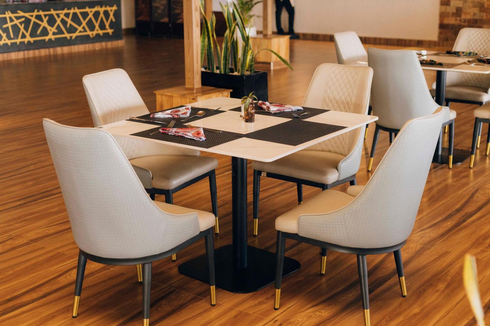 The Hut Restaurant & Boutique Hotel キガリ エクステリア 写真
