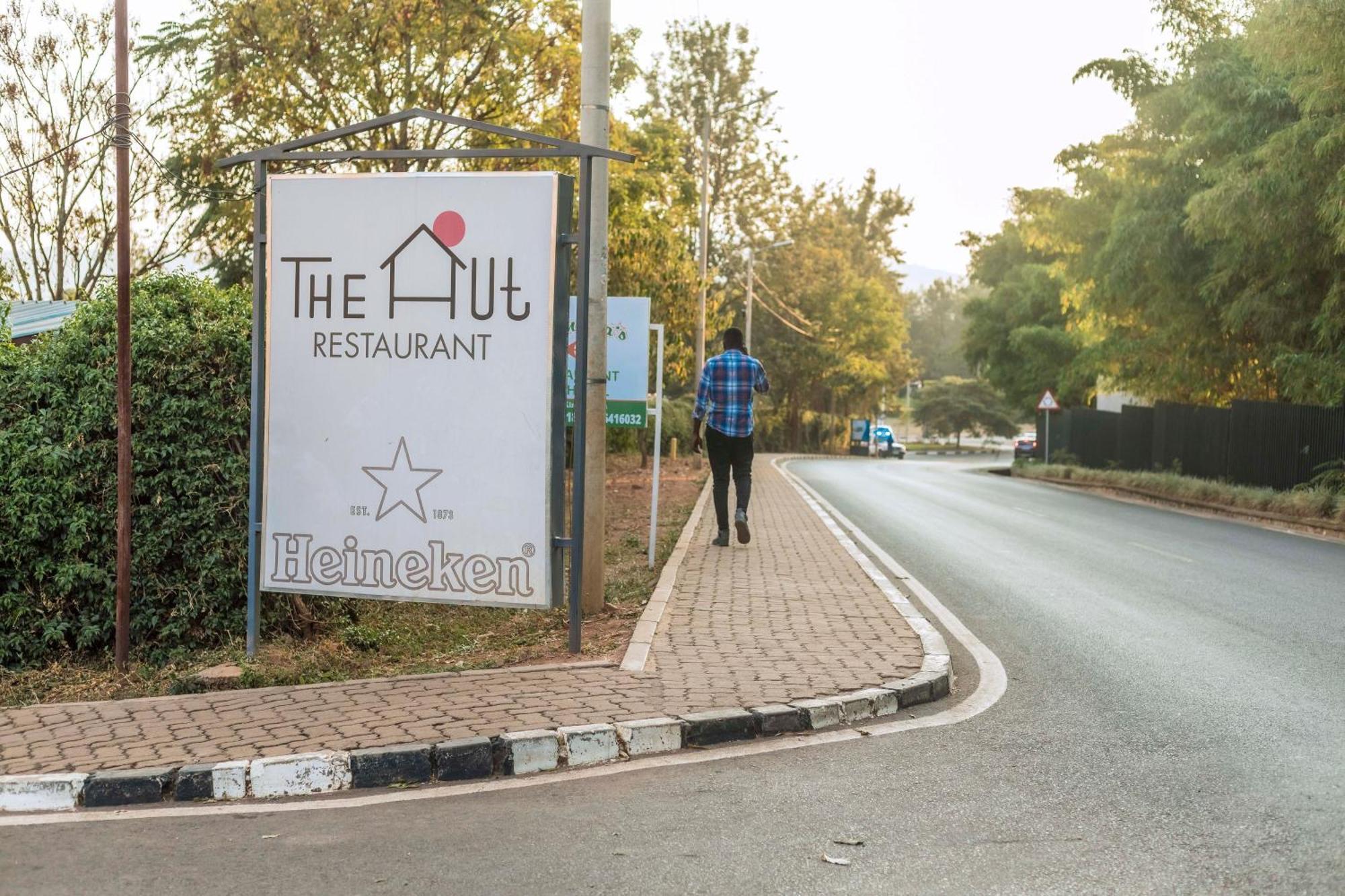 The Hut Restaurant & Boutique Hotel キガリ エクステリア 写真