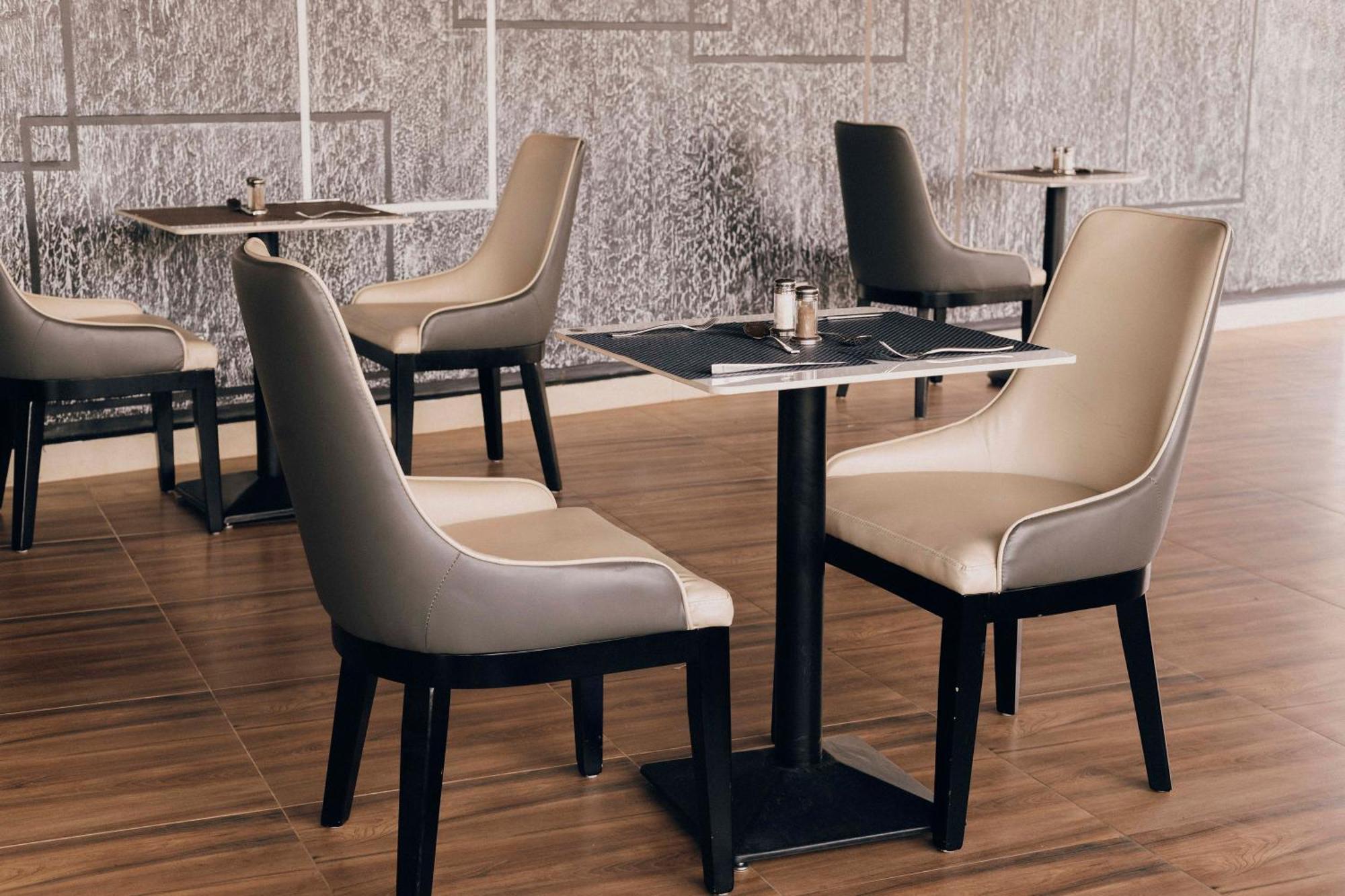 The Hut Restaurant & Boutique Hotel キガリ エクステリア 写真