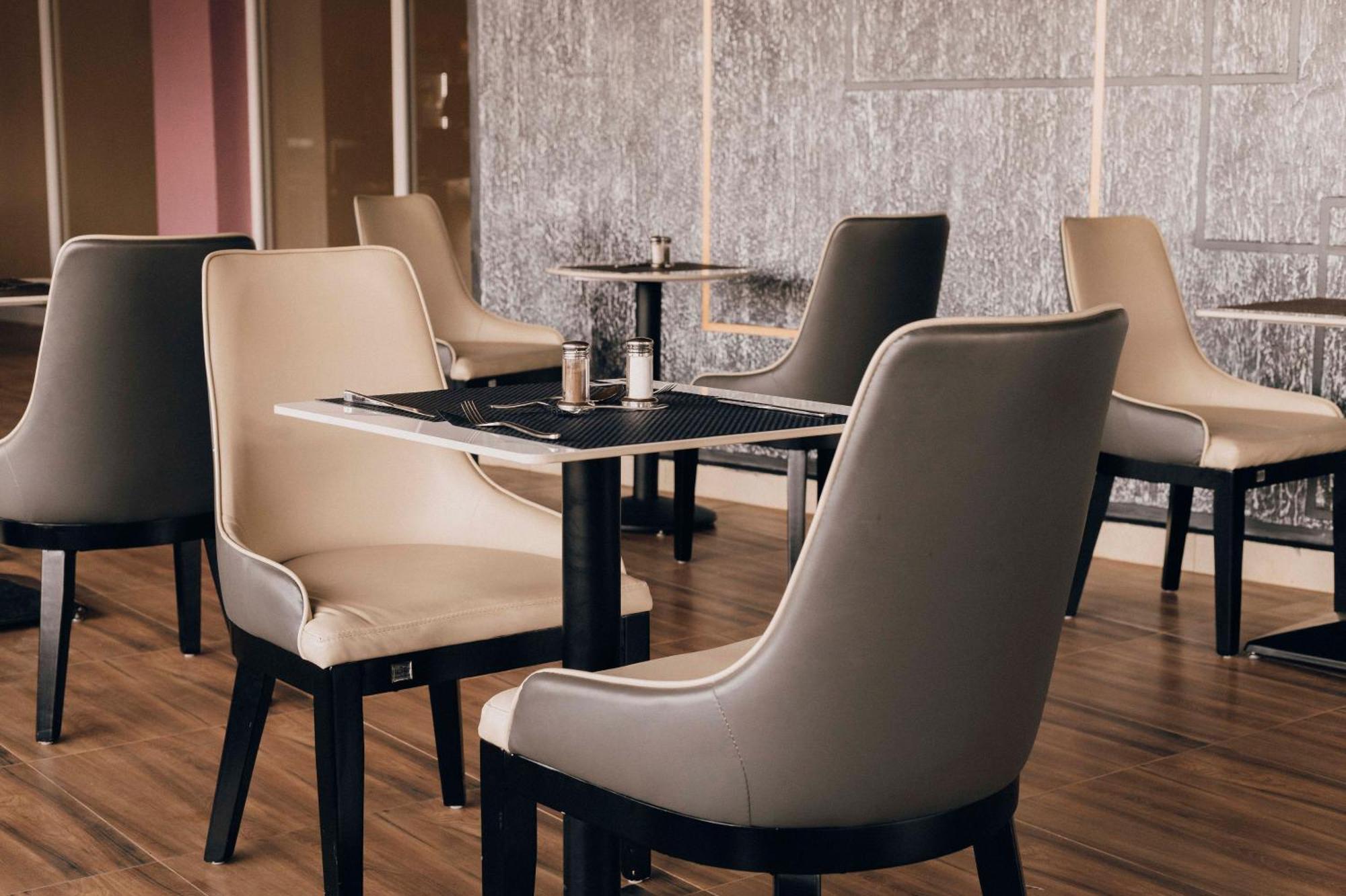 The Hut Restaurant & Boutique Hotel キガリ エクステリア 写真