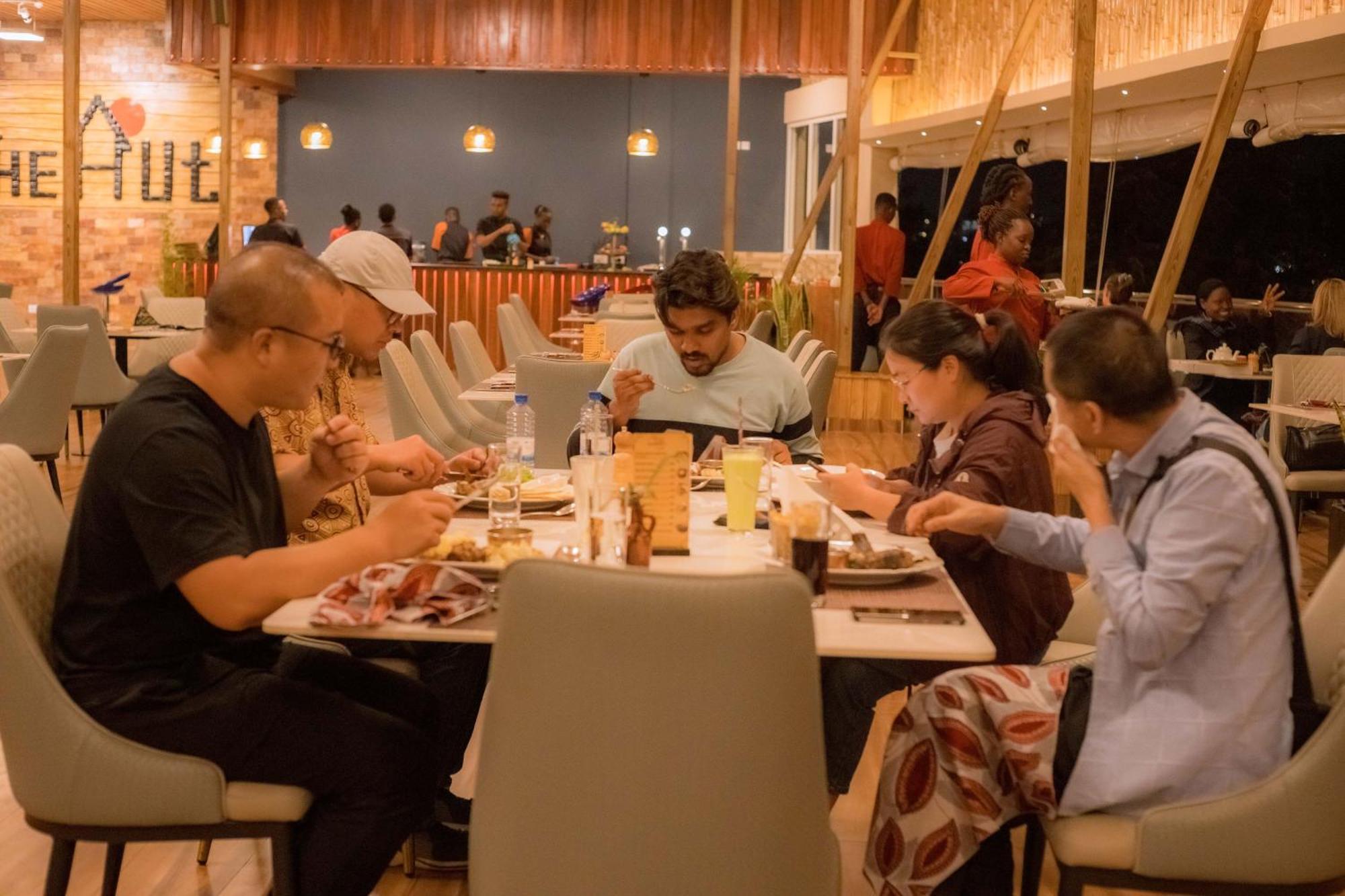 The Hut Restaurant & Boutique Hotel キガリ エクステリア 写真