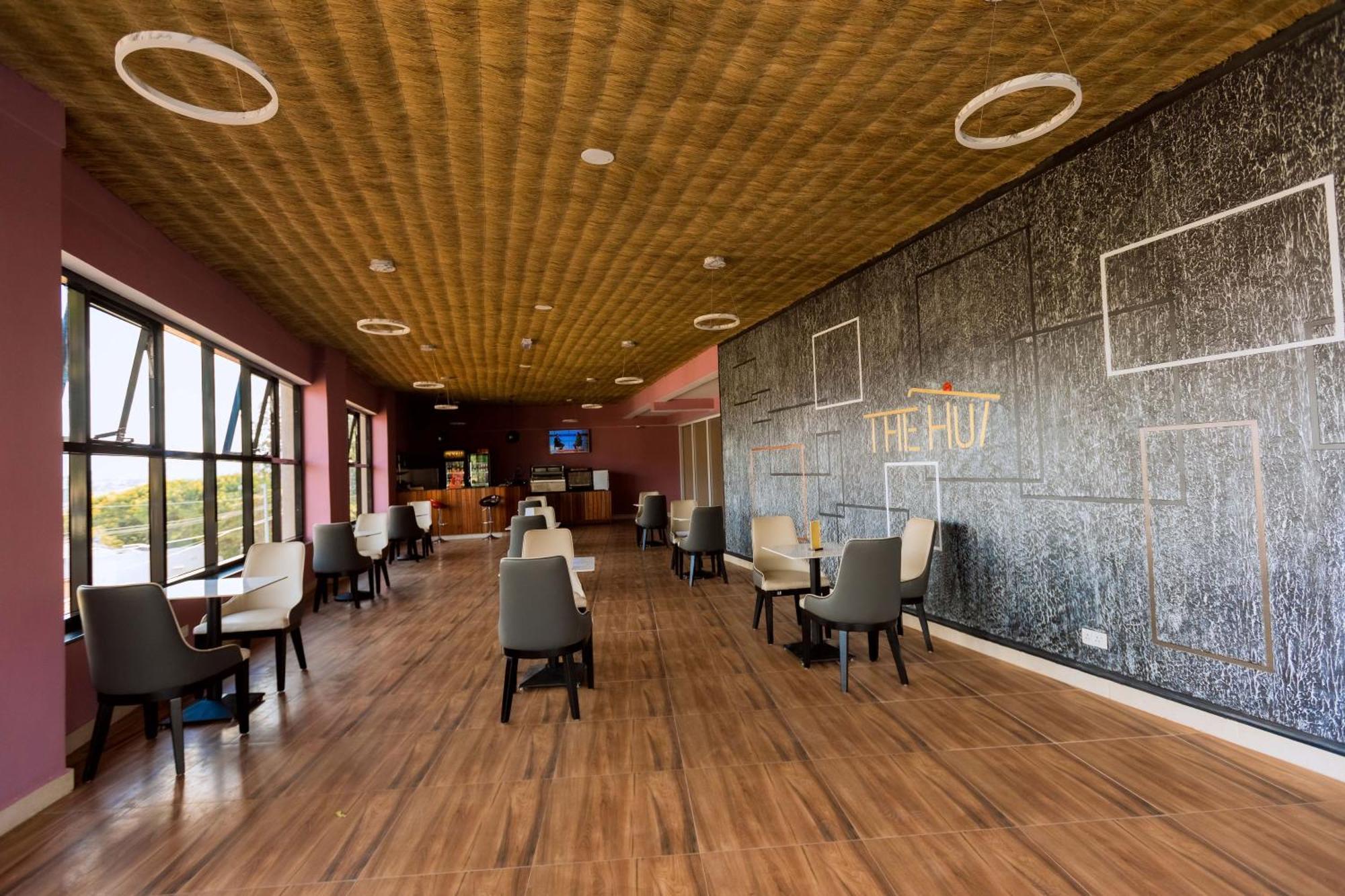 The Hut Restaurant & Boutique Hotel キガリ エクステリア 写真